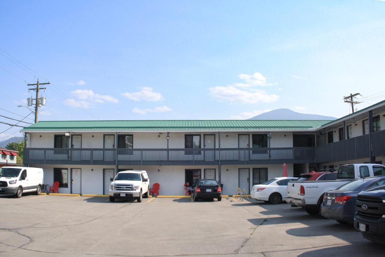 Granby River Inn & Suites Grand Forks Exterior photo